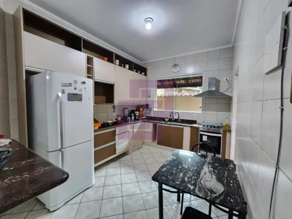 Imagem Excelente Casa à Venda em Guaiúba, Guarujá - 3 Dormitórios, Suíte e 4 Vagas de Garagem