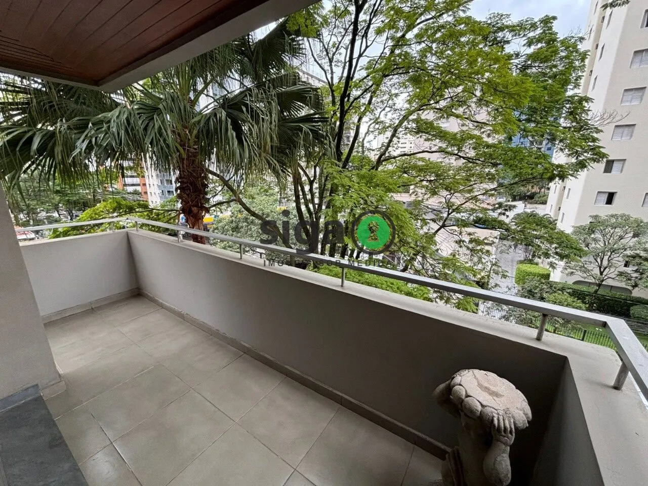 Foto do imóvel Sofisticação e Espaço em Moema: 230 m² com Vista Livre e Estilo Neoclássico