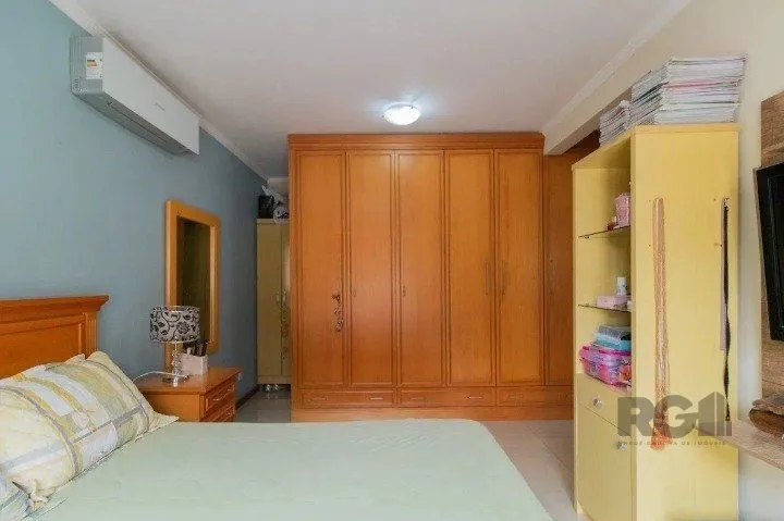 Imagem Casa em condomínio na zona sul, 3 quartos, suíte, lareira, churrasqueira, 2 vagas de garagem coberta.