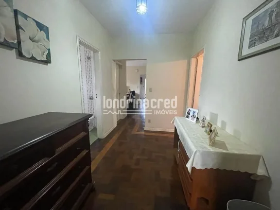 Imagem Casa na região central de Londrina, ideal para moradia, comércio ou investimento, com 390m² de terreno, 280m² construídos, 3 quartos, suíte e 2 vagas.
