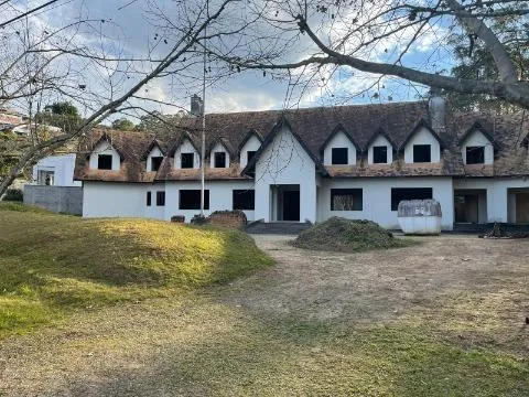 Imagem VENDA CASA EM ESTILO NORMANDO CONDOMÍNIO ARUJÁ HILLS I II com A/T 1838,23m², A/C 817,42m² e Pavimento térreo 408,71m². CONSULTE-NOS.