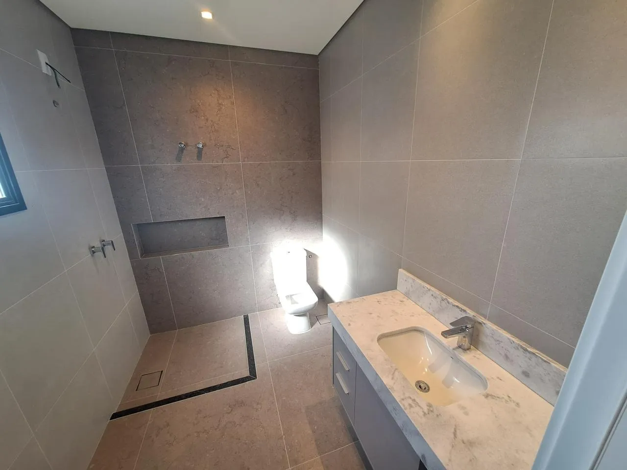 Imagem Casa de Alto Padrão com 340m² no Alphaville Nova Esplanada I Locação / Venda