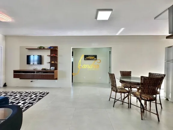 Imagem Casa com piscina , no centro com 03 dormitórios
