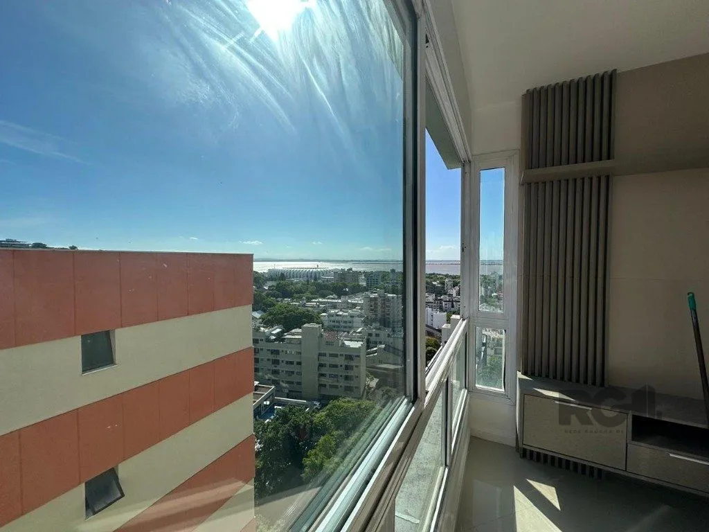 Imagem Vende-se amplo apartamento 3 quartos com suíte e 2 vagas no Menino Deus - 158,4m²