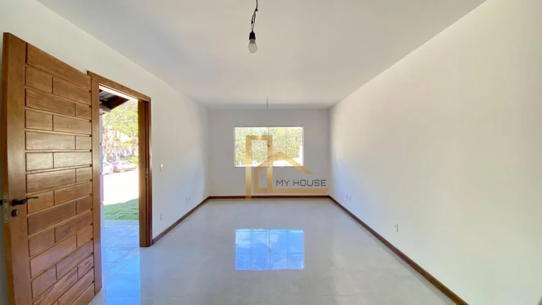 Imagem Casa Linear Com 3 Quartos, Suíte e Quintal a Venda em Albuquerque - Teresópolis-RJ.
