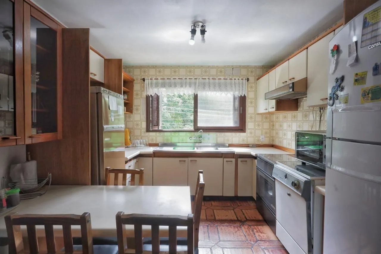 Imagem Casa com 300m², localizada na zona sul de Porto Alegre, com lareira, piscina e 3 vagas de garagem cobertas.