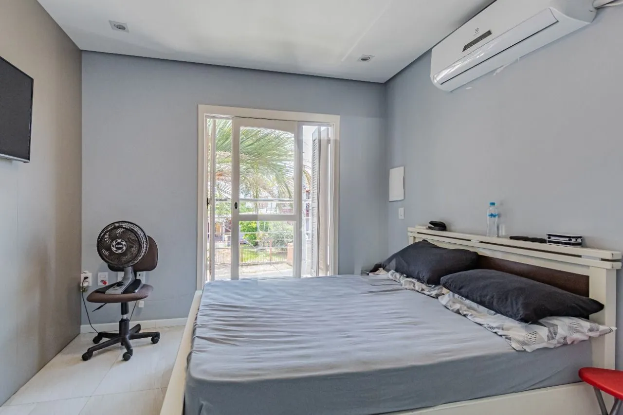 Imagem Casa com piscina e 3 quartos à venda em Cachoeirinha