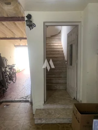 Imagem Casa Sobreposta Alta com Edícula em Santos,145m², 3 Vagas de Garagem e no bairro do Boqueirão