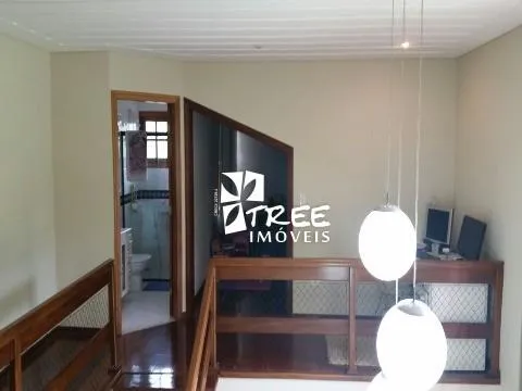 Imagem VENDA E LOCAÇÃO DE CASA NO CONDOMÍNIO NOVO HORIZONTE, EM ARUJÁ/SP, 350m² com 2 quartos, suíte, sala com lareira, piscina e churrasqueira. CONSULTE-NOS