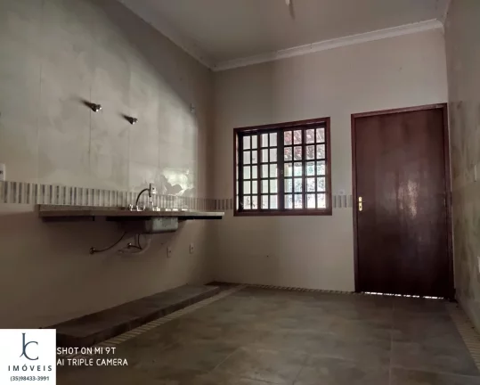 Imagem Sítio , próximo à São Lourenço MG, topografia plana, energia el?(C)trica instalada, muita água, lago, ducha natural, casa grande, estrada boa.