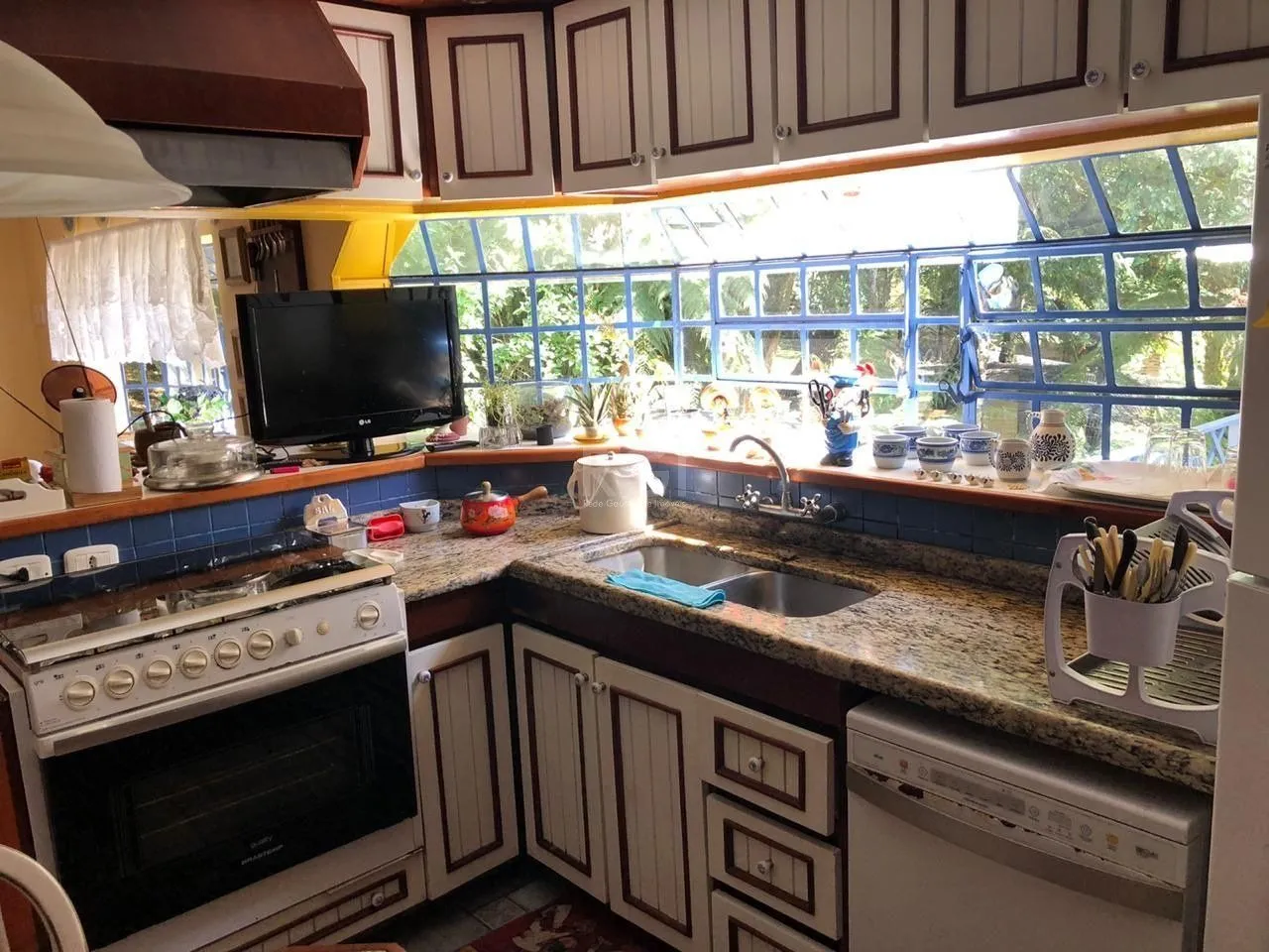 Imagem Sobrado para Venda - 295.24m², 3 dormitórios, sendo 3 suites, 2 vagas - Canela