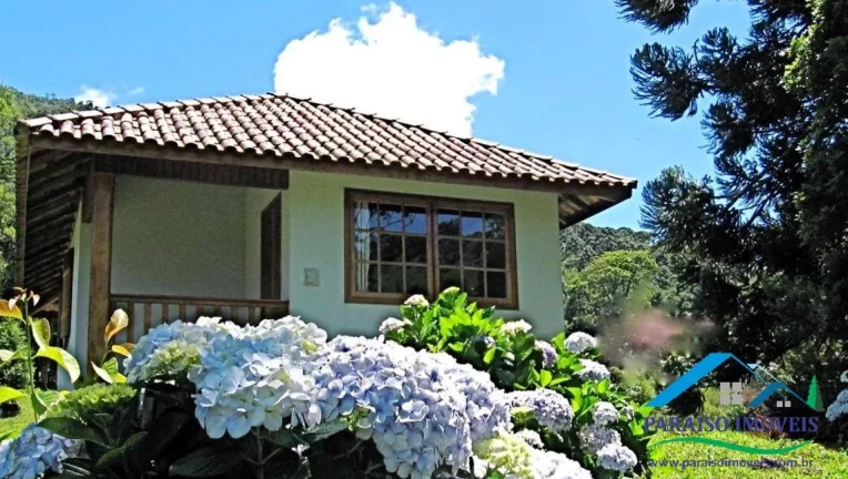Imagem Refúgio na Serra da Mantiqueira com vistas panorâmicas.
