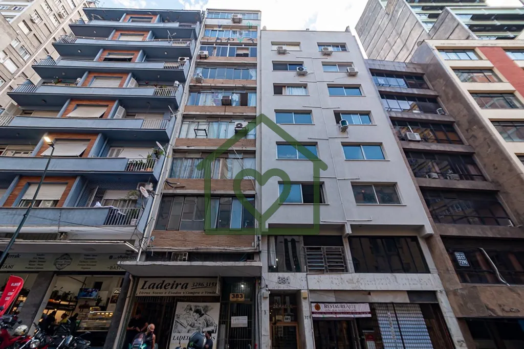 Oportunidade estratégica no coração do centro histórico de Porto Alegre! Esta unidade de 36m² o...