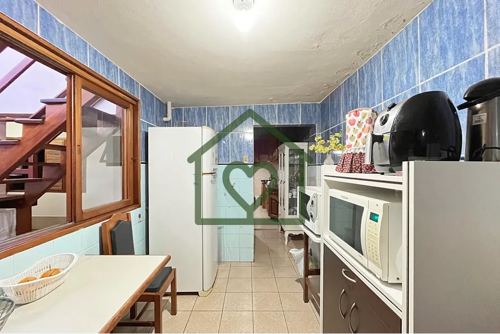 Imagem Casa térrea com dois dormitórios de ótimos tamanhos, sala ampla, cozinha com armários, banheiro ...