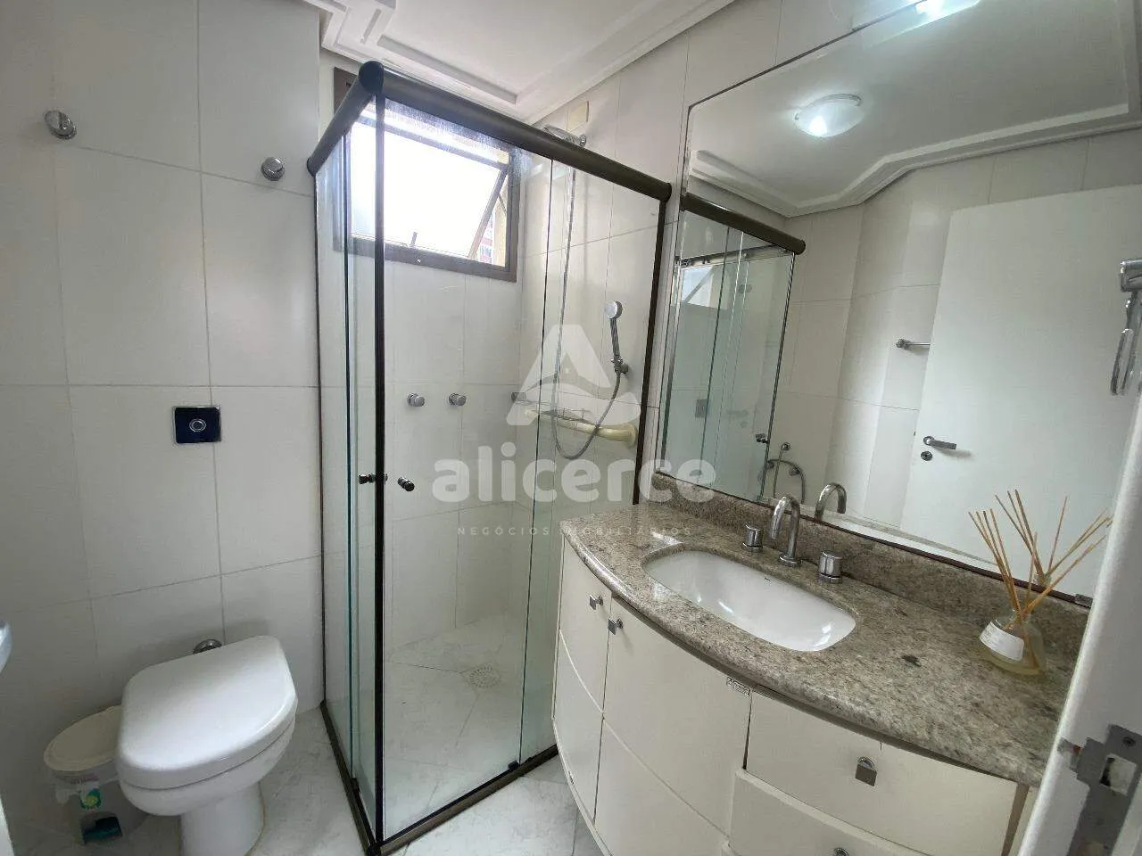 Imagem Apartamento à venda com 3 quartos 1 suíte, 107,71m² em Centro Florianópolis
