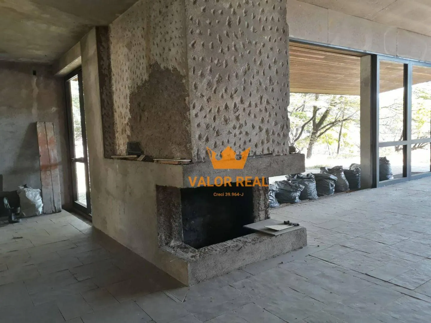 Imagem Magnifica casa em construção de alto padrão, possuindo 3.005m e mais 796m de área construida , possuindo um excelente design.