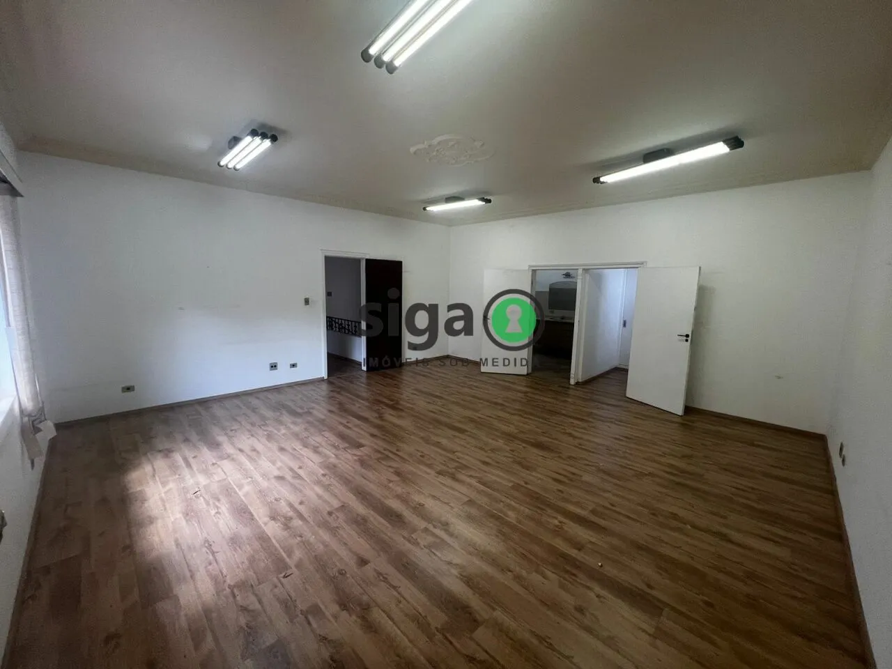 Imagem Casa Comercial para Venda ou Locação com 13 salas, 10 vagas, 9 banheiros no Jardim Paulista.