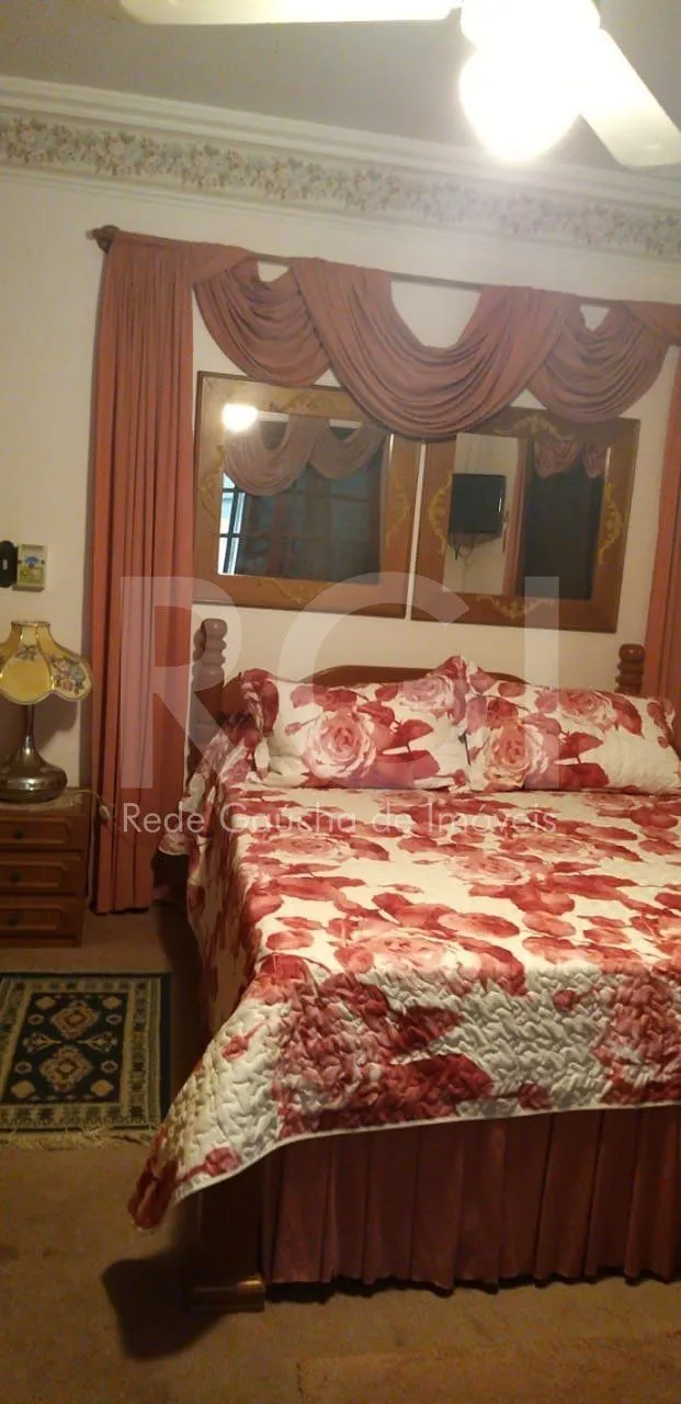 Imagem Casa para Venda - 750m², 6 dormitórios, sendo 3 suites, 4 vagas - Partenon