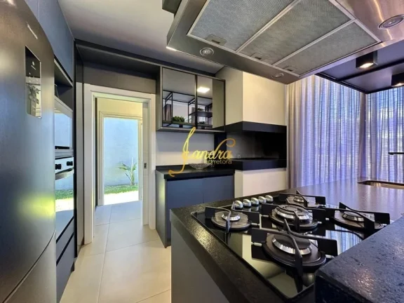 Imagem Excelente Casa no Condomínio Capão Ilhas! Estilo Contemporânea, mobiliada e decorada, composta por 03 suítes