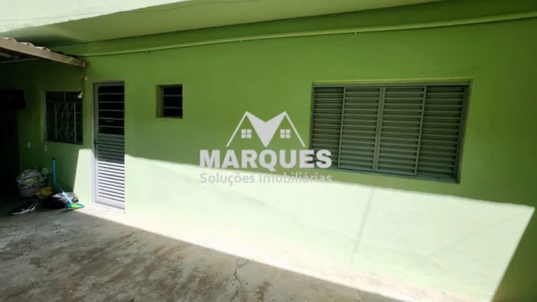 Imagem Casa principal mais 2 pequenas casas e salão c/ 80m2