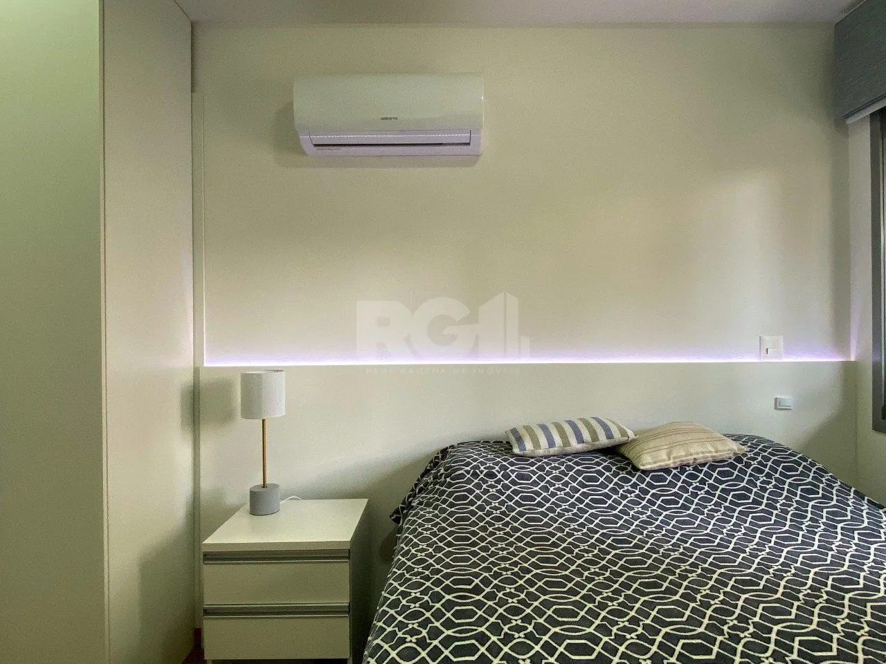 Imagem Apartamento em prédio premiado, totalmente montado, no miolo do Menino Deus