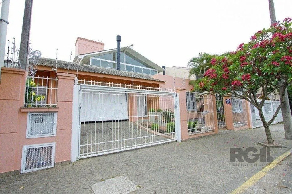 Imagem Excelente casa de 330m² com 3 dormitórios, piscina e 3 vagas.