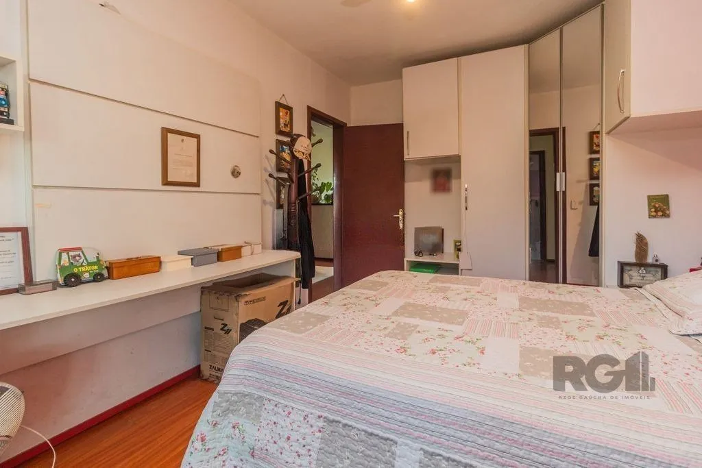Imagem Sobrado de 215m² - 4 dormitórios, 5 vagas no bairro Passo das Pedras