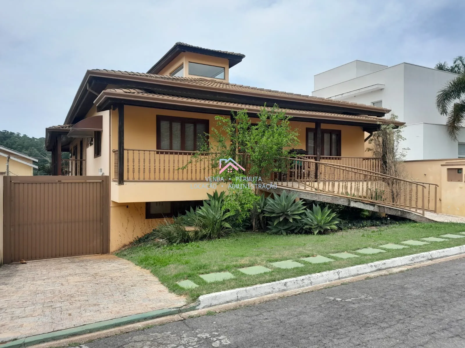 Imagem Casa em Alto Padrão Vista Verde Bairro Caxambu - 504 m2 de área útil com 4 dormitórios - Jundiaí - S