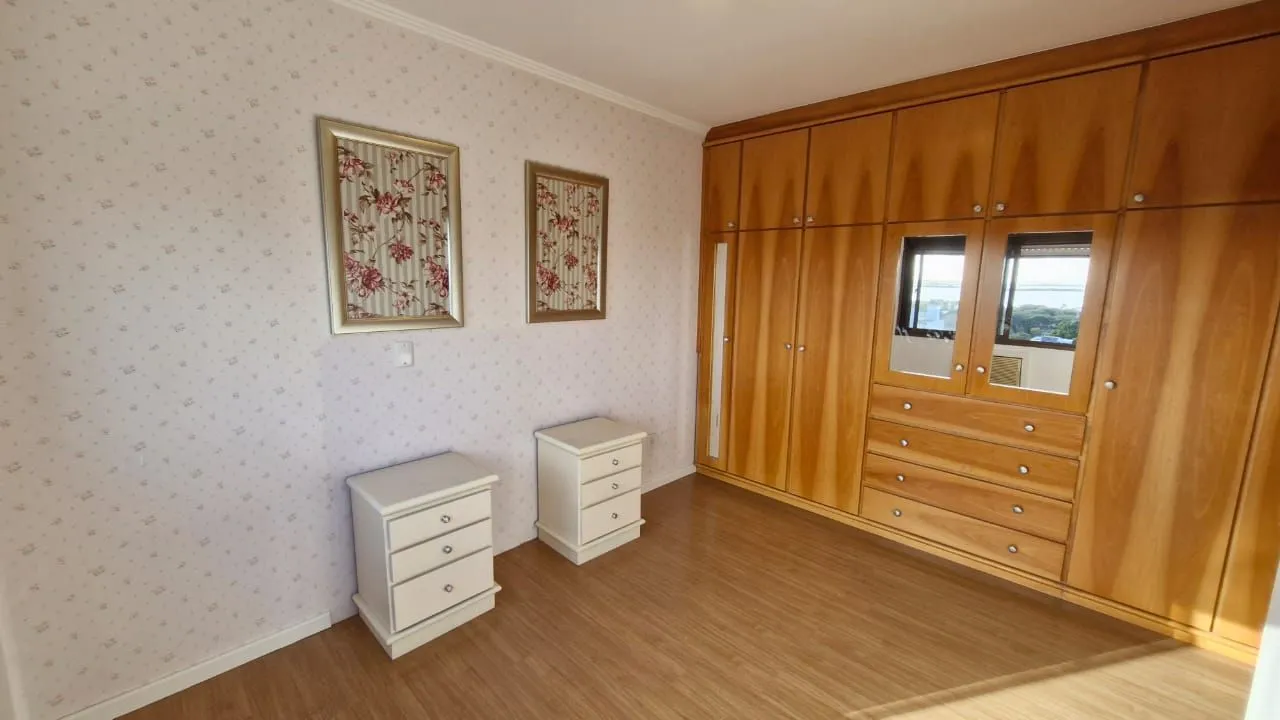 Imagem Apartamento no Menino Deus impecável, 2 dormitórios 1 suíte, 3 banheiros, 1 garagem