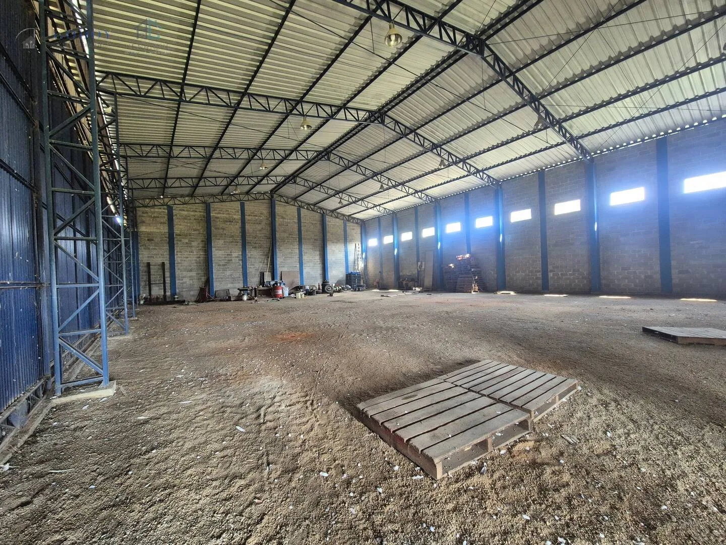 Imagem Galpão com Localização Estratégica para Locação: 6.200m² de Terreno em Frente à Rodovia Washington Luiz e Próximo à Dutra