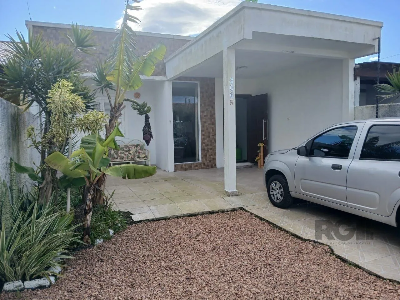 Imagem Casa de 2 dormitórios, com banheiro social, e um living em 2 ambientes, com banheiro Social, e cozinha com área de serviço, mais um patio pra 3 carros, e uma piscina nos fundos...