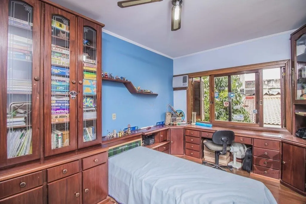 Imagem Casa de 329m² - 4 dormitórios, 1 suíte, 6 vagas no bairro Vila Jardim