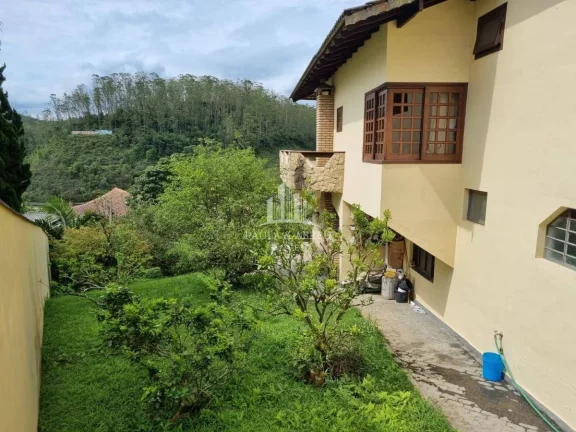 Imagem Casa de Alto Padrão 4 quartos sendo 1 suíte, 3 Banheiros, Salas espaçosas, 4 Vagas, Área Lazer com Churrasqueira, Campo Pq no Jardim Petrópolis, Ribeirão Pires-SP