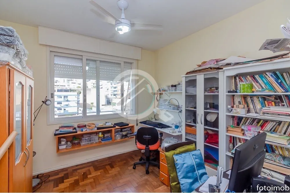 Imagem Bairro Petrópolis, Av. Lucas de Oliveira, esquina Av. Ipiranga, com frente Norte (muito sol!); uma ...