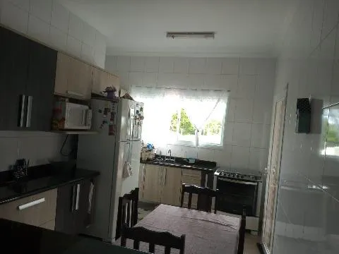 Imagem VENDA DE CASA EM SANTA ISABEL/SP, terreno de 3.120m² e 360m² A/C com 3 suítes, 3 salas, cozinha, quintal com pomar, piscina e 2 vagas. CONSULTE-NOS.