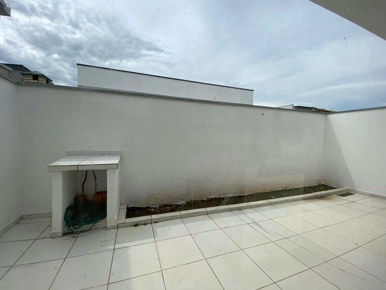 Imagem Excelente Casa de 100M² no Condomínio Horto Florestal I Para Venda e Locação