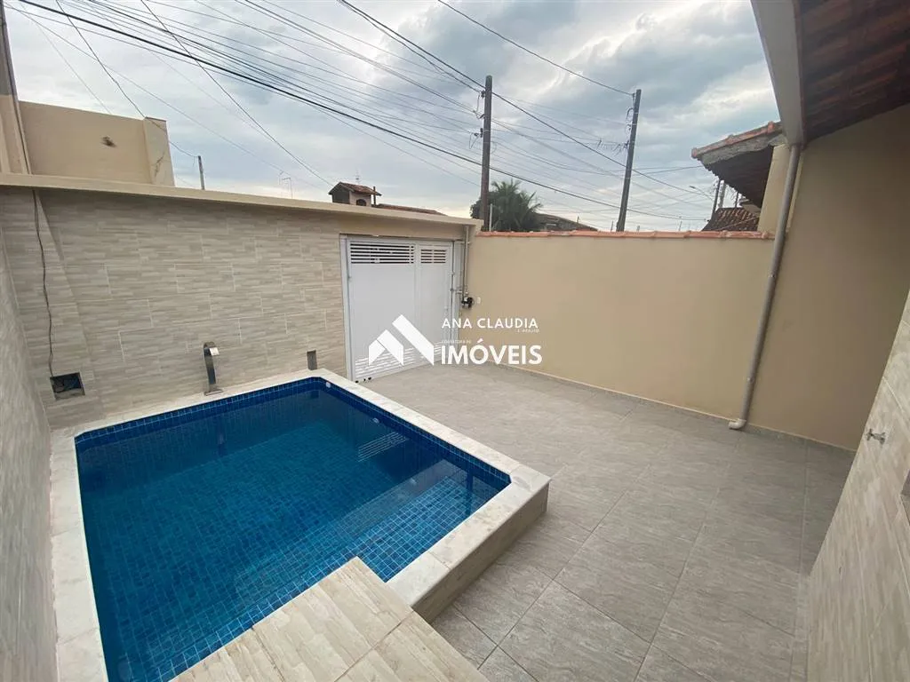 Imagem Casa nova com piscina a venda em Mongaguá a 400 metros da praia, lado serra