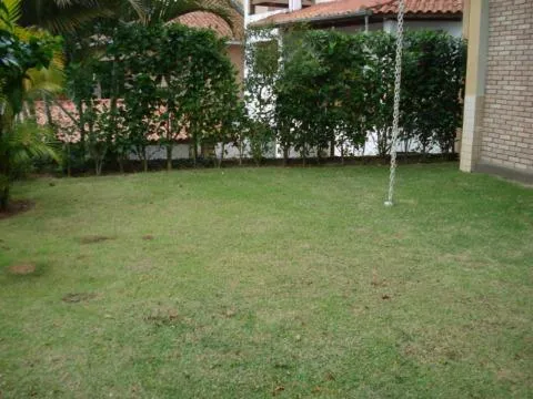 Imagem VENDA DE CASA NO CONDOMÍNIO ARUJÁ COUNTRY CLUB, 250m² c/ 2 quartos, suíte c/ sacada, salão com churrasqueira e forno de pizza e 4 vagas. CONSULTE-NOS.