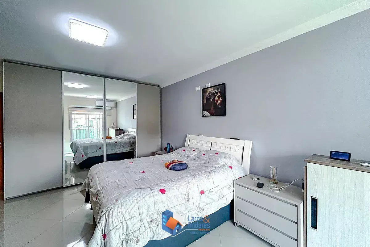 Imagem Casa para venda em Penha de França com 4 quartos, sendo 4 suítes, 212m²