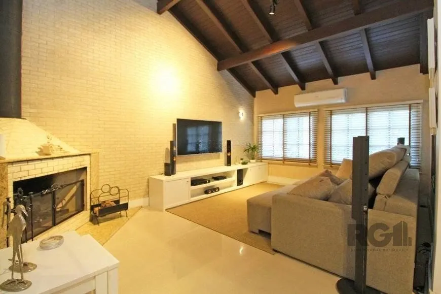 Imagem Casa 245m² - 3 dormitórios, 4 vagas no bairro Cavalhada