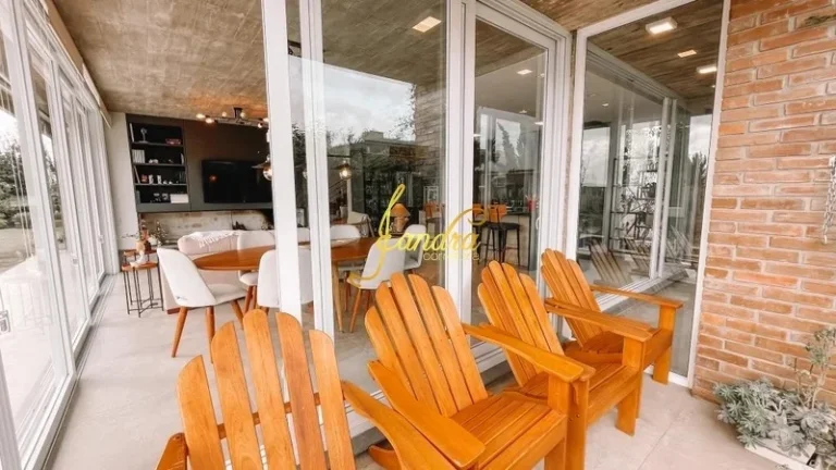 Imagem Casa térrea com 3 suítes e beira de lago com piscina