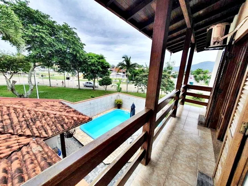 Imagem Casa à venda com 343m² I 5 Dormitórios I 2 suítes I Piscina - em Carianos Florianópolis