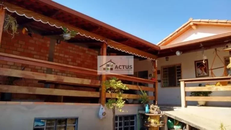Casa 2 quartos com area de fogão a lenha em Sarzedo em Rua das Hortênsias