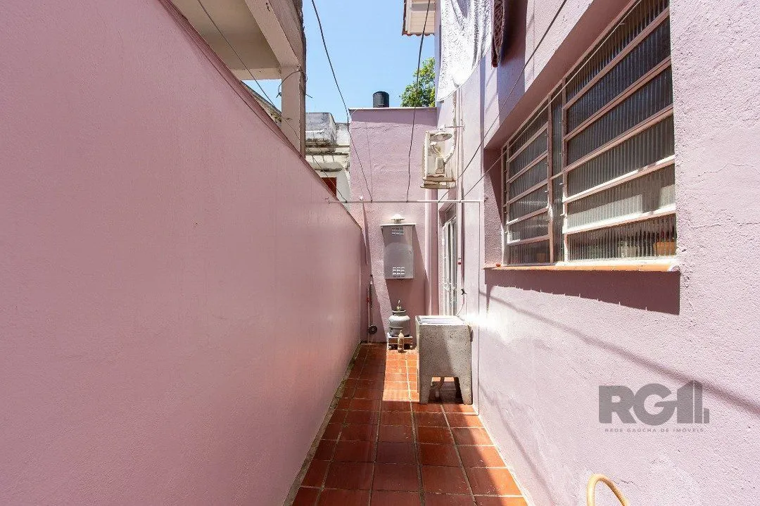 Imagem Casa com 4 quartos, suíte, churrasqueira, lareira, garagem coberta e lindo jardim.