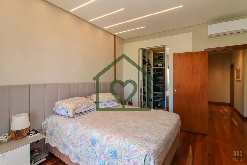 Imagem Uma casa que se destaca pela harmonia dos espaços, pela luz natural abundante e pela sensação de ...