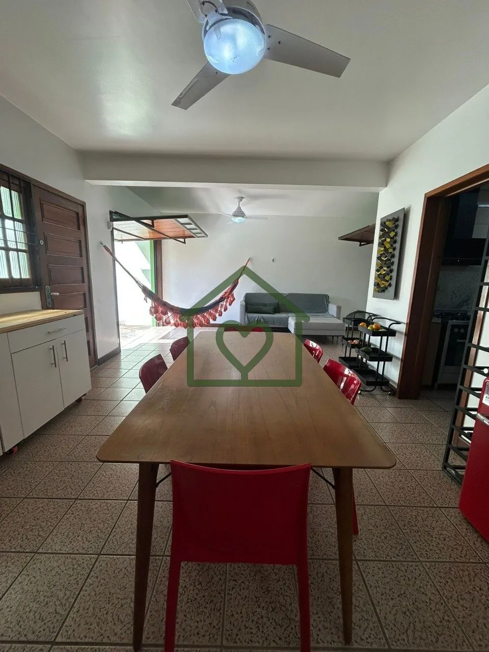 Imagem O imóvel conta com 3 dormitórios, sendo 1 suíte máster com closet em madeira e banheiro com hidr...
