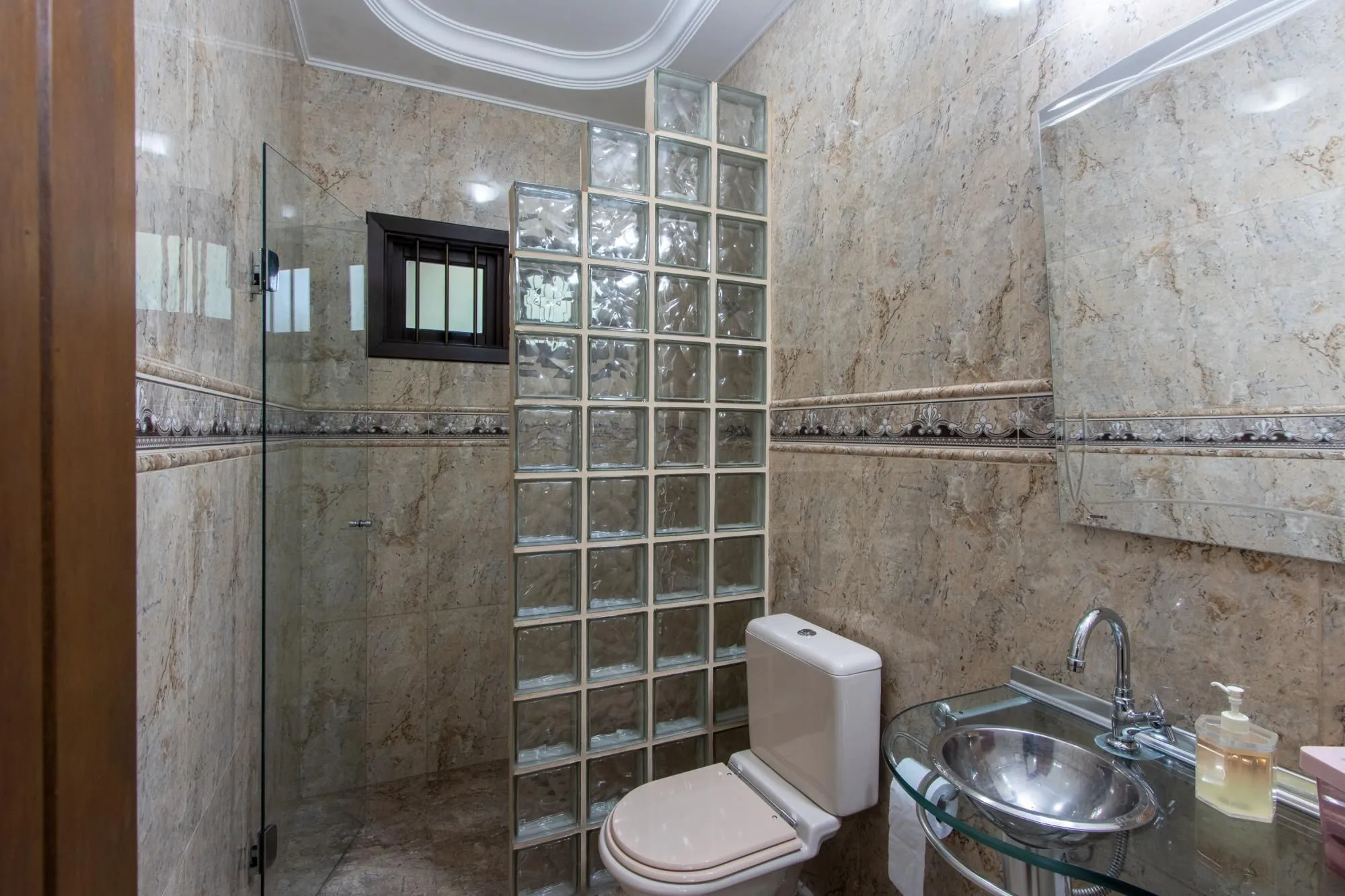 Imagem Casa com 3 quartos e 357m² à venda em Tristeza, Porto Alegre.