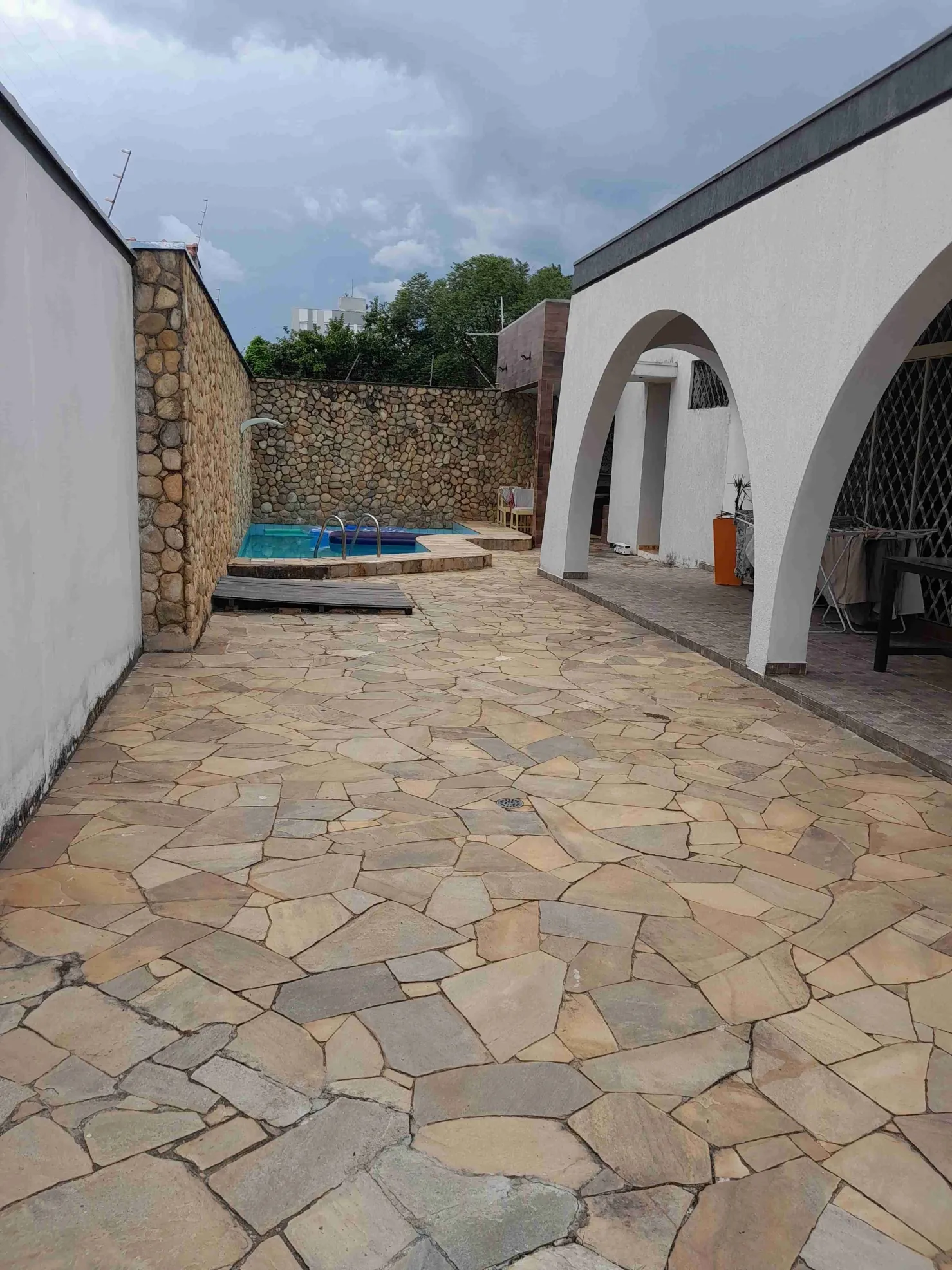 Imagem Excelente casa com piscina no conceituado bairro Vila Bourguese