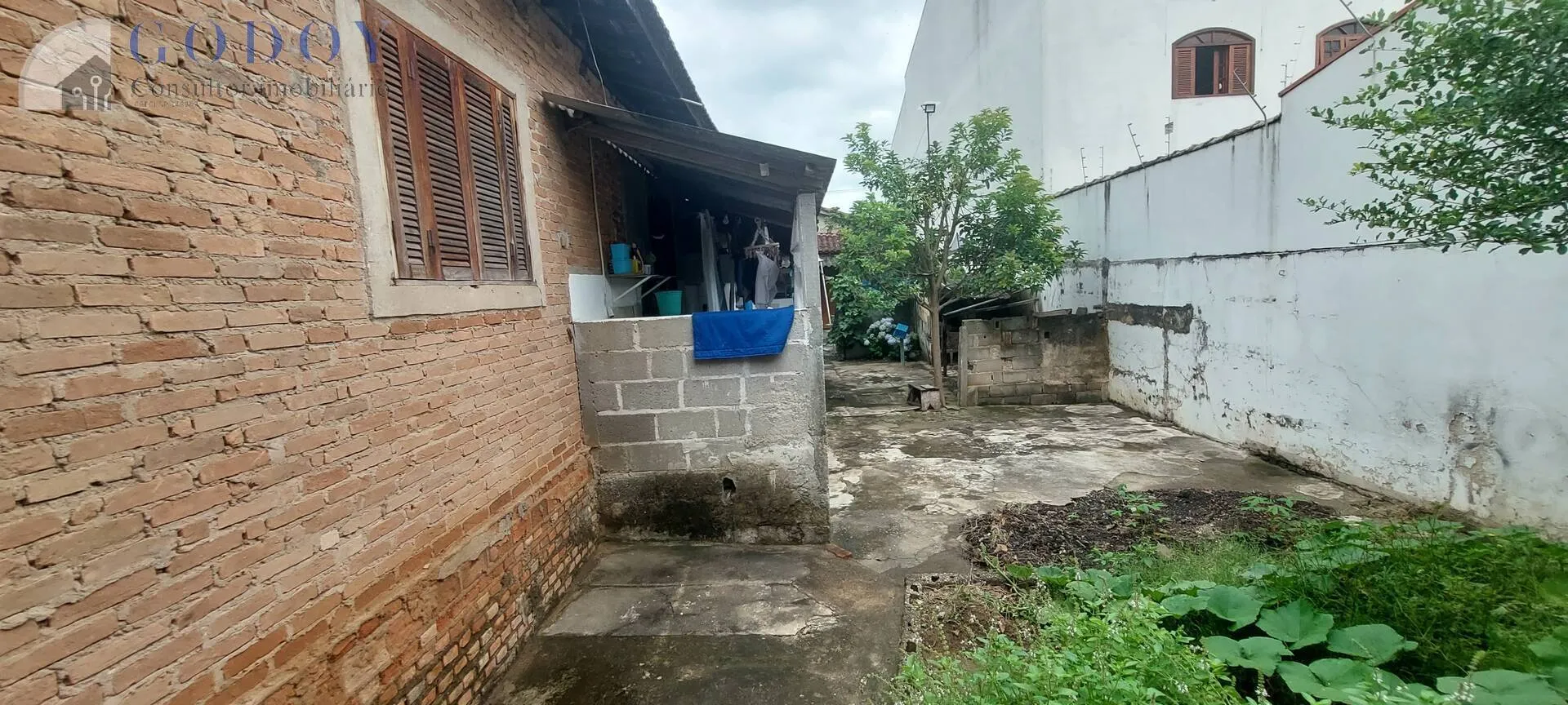Imagem Casa Próxima ao Centro com casa de fundo