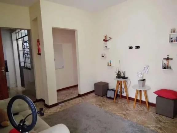 Imagem Prédio com dois apartamentos, ponto comercial e terraço com capacidade para expansão de mais dois andares.